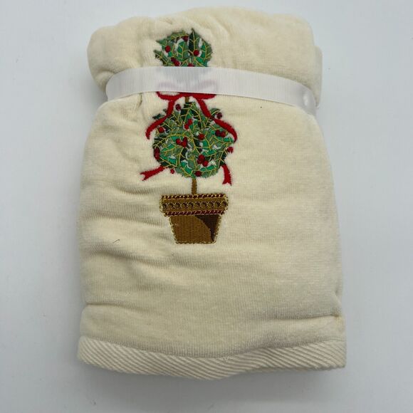 Wellesley Manor Christmas White Red Hand Towels Set of 2 Topiary - Picture 3 of 3